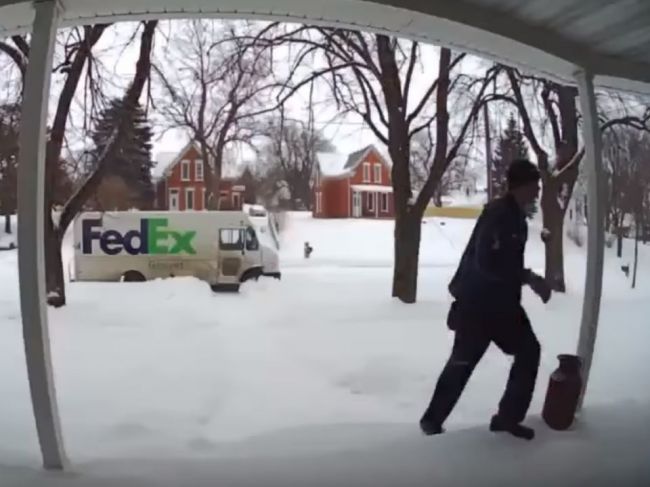 Video: Ochotný kuriér mal vdove doručiť balík. Urobil však pre ňu oveľa viac