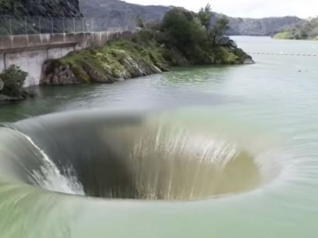 Video: Voda z jazera Berryessa sa prepadáva do záhadnej diery