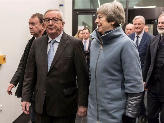 V dohode o brexite sa podľa Londýna dohodli "právne záväzné zmeny"