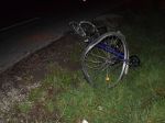 Neosvetlený cyklista prešiel do protismeru, po zrážke s autom nemal šancu na prežitie