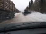 Video: Vodič sa len o vlások vyhol istej smrti medzi dvoma vozidlami