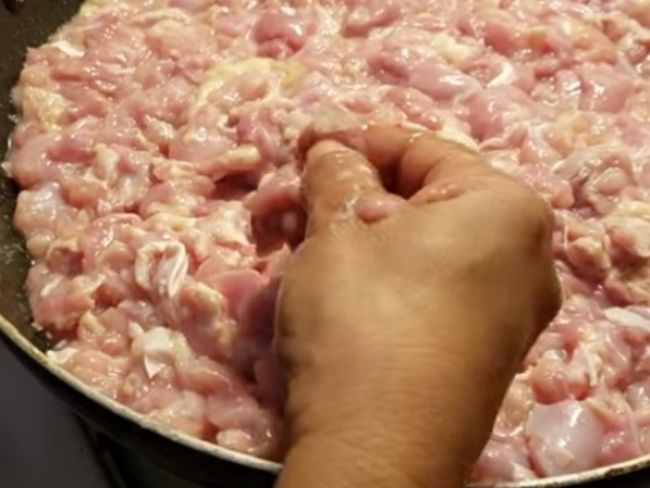 Video: Rodina na večeru varila kura. Ešteže ho nejedli – toto v ňom plávalo!