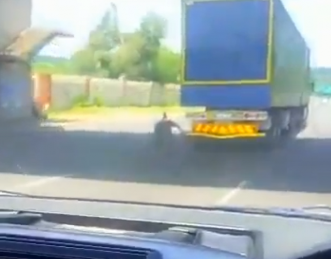 Video: Vozíčkar sa nechal ťahať kamiónom
