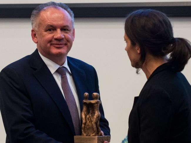 Prezident Kiska prevzal Európsku cenu za ľudské práva Sintov a Rómov