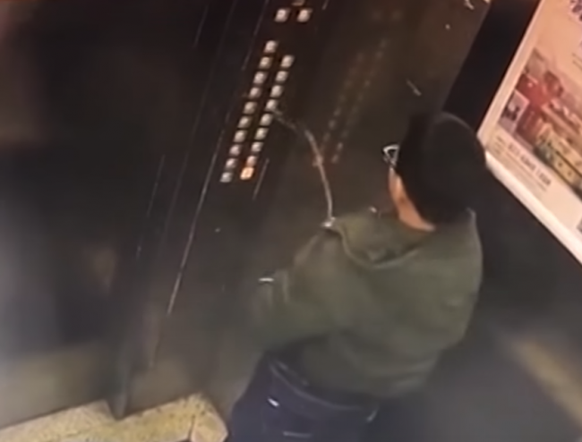 Video: Chlapec sa vymočil vo výťahu. To, čo sa mu stalo potom, vás rozosmeje