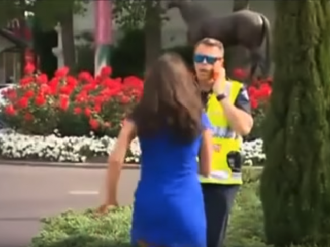 Video: Žena si chcela udrieť do policajta, dlho sa však nesmiala