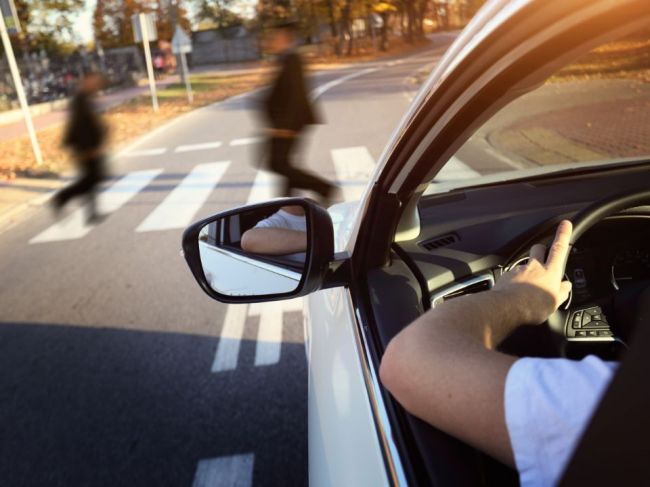 Video: Pri akej rýchlosti nestihnete s autom ubrzdiť a riskujete zrážku s chodcom?