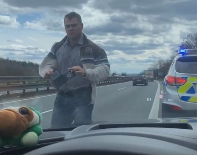 Video: Kriminalista zastavil na diaľnici auto, takto si s ním vodič poradil