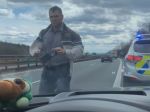 Video: Kriminalista zastavil na diaľnici auto, takto si s ním vodič poradil