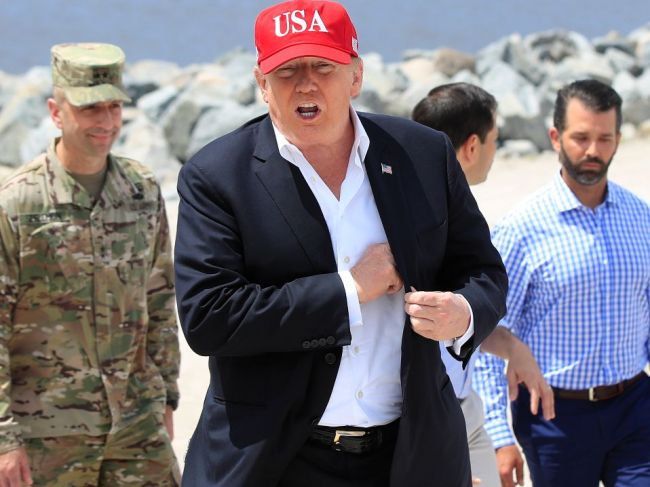 Trump pohrozil, že na budúci týždeň uzavrie hranice s Mexikom