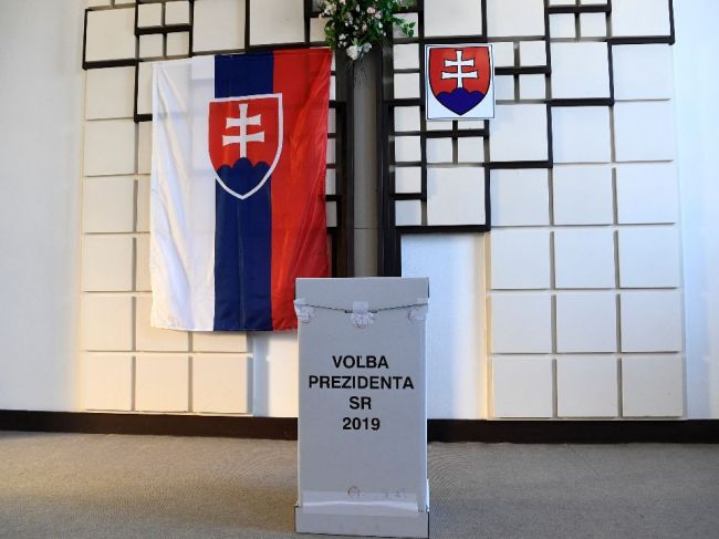 Slováci si v druhom kole volieb volia prezidenta SR