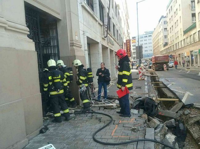 30 hasičov zasahuje pri výbuchu plynu v Bratislave