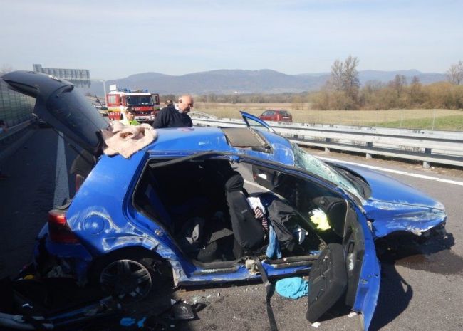 Polícia hľadá svedkov nehody na R1, pri ktorej zomrela mladá žena