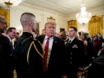 Desiatky pracovníkov Trumpovej administratívy údajne neprešli previerkami