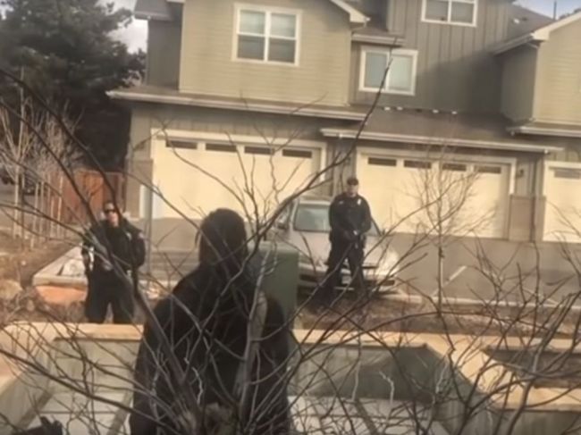 Video: Polícia namierila zbrane na študenta, ktorý si pred domom zbieral odpadky