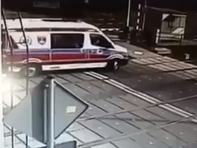 Video: Vlak na priecestí u našich susedov doslova zmiatol sanitku