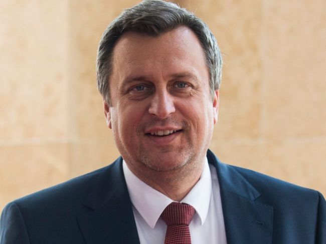 SNS nebude nikdy súhlasiť so zmluvou, ktorá zapredá našu suverenitu