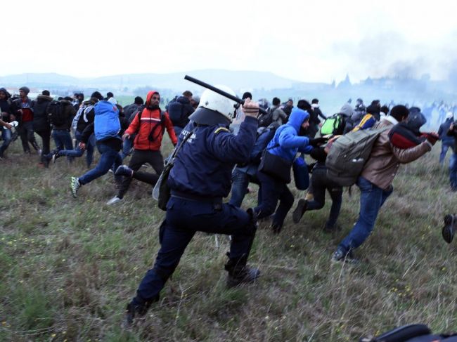 Grécka polícia použila proti migrantom slzotvorný plyn a ohlušujúce granáty