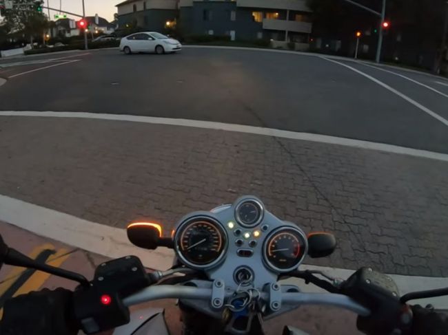 Video: Trápenie motorkára pred semaformi so senzorom