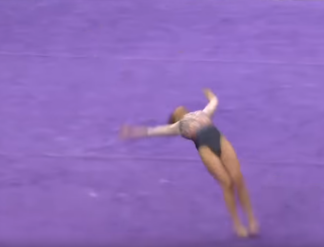 Video: Gymnastka si pri hrozivom páde zlomila obe nohy