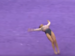 Video: Gymnastka si pri hrozivom páde zlomila obe nohy