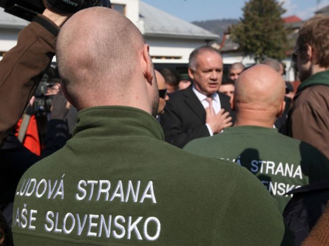Na NS SR, kde rozhodujú o rozpustení ĽSNS, sú mimoriadne bezpečnostné opatrenia