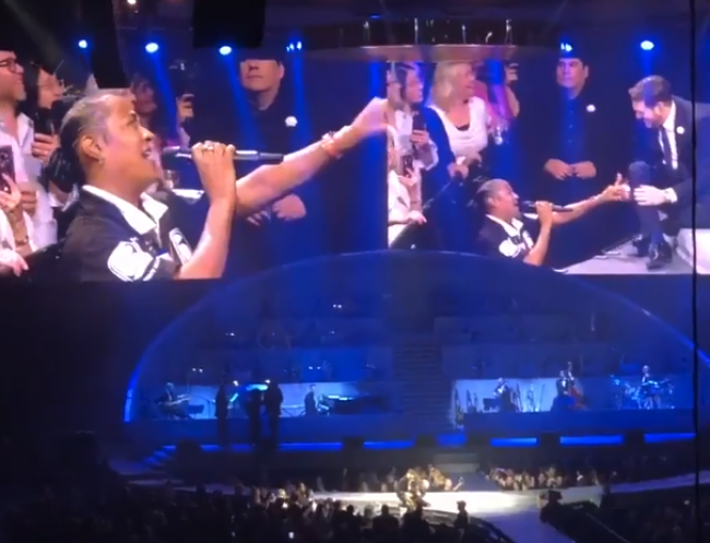 Video: Michael Bublé dal mikrofón žene z ochranky. Takýto spev od nej nikto nečakal