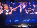 Video: Michael Bublé dal mikrofón žene z ochranky. Takýto spev od nej nikto nečakal