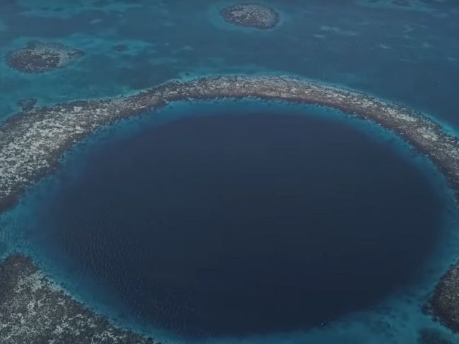 Video: Čo sa nachádza na dne Veľkej modrej diery pri Belize? Vedci rozlúskli tajomstvo