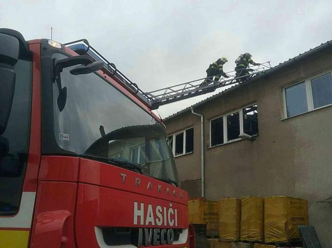 Hasiči zasahujú pri rozsiahlom požiari výrobnej haly