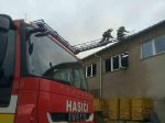 Hasiči zasahujú pri rozsiahlom požiari výrobnej haly