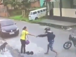 Video: Zlodeja prekvapil ozbrojený policajt. Na tomto mieste ho nečakal