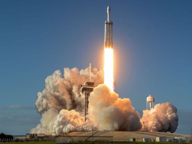 SpaceX odštartovala svoju druhú raketu Falcon Heavy