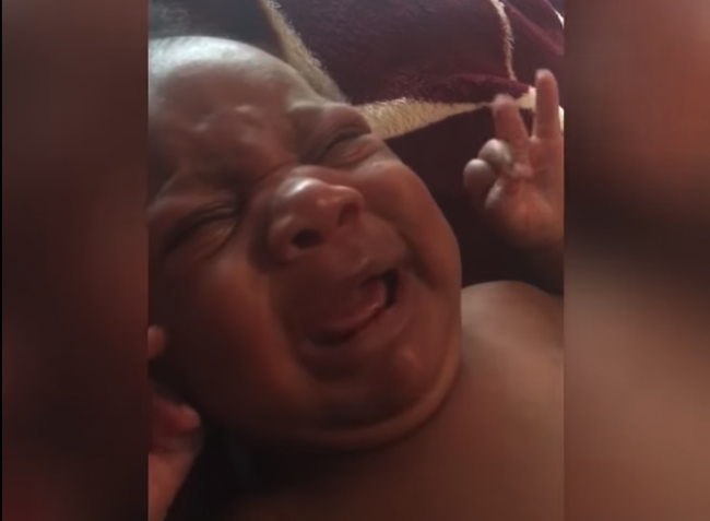 Video: Otec mal dosť plaču bábätka. Utíšil ho zvláštnym spôsobom, ktoré dieťa prekvapilo