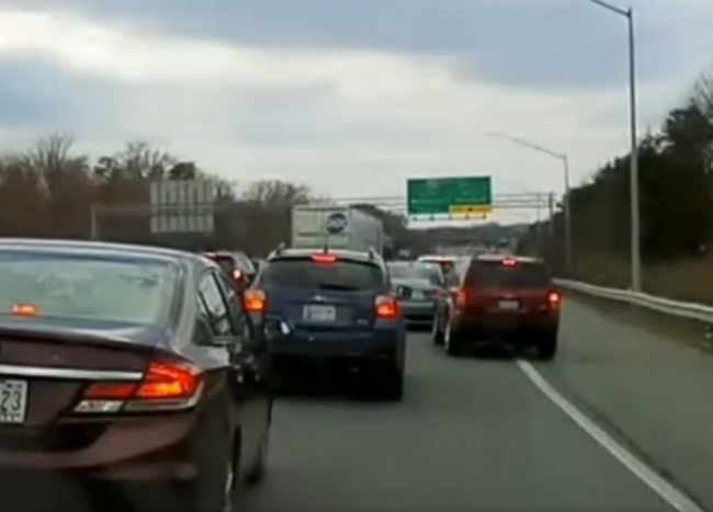 Video: Vodiči sa chceli predbiehať cez odstavný pruh. Takto všetci dopadli