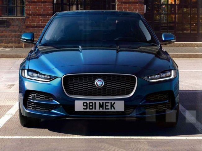 Jaguar Land Rover prerušil kvôli Brexitu výrobu áut, výrobu pozastavuje aj Opel či BMW