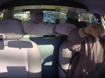 Video: Muž chcel okradnúť taxikára. Nevšimol si však, kto za ním stojí