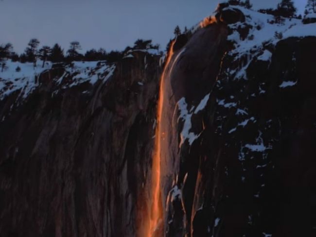 Video: Tento vodopád vyzerá nezvyčajne. Čo stojí za prírodným fenoménom?
