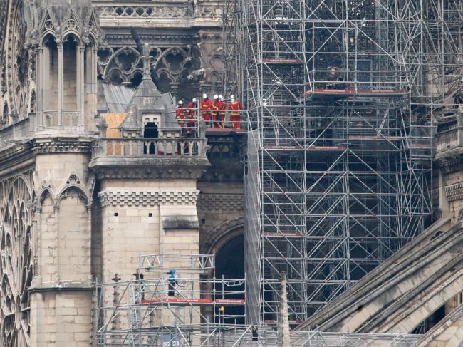 Požiar katedrály Notre-Dame sa podarilo uhasiť