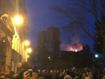 Video: Keď okoloidúci uvideli Notre-Dame v plameňoch, začali spievať