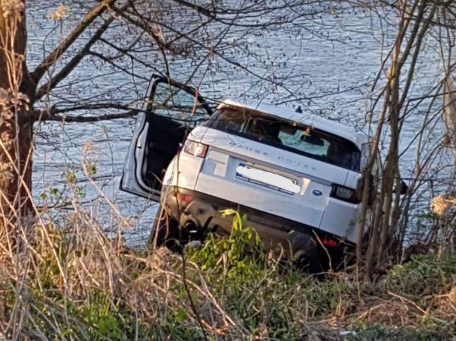 V Hrone našli auto bez vodiča, hľadajú ho aj potápači