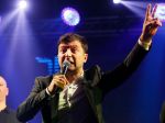 Ukrajinskí prezidentskí kandidáti pôjdu na štadión, Zelenskyj má cez 70 percent