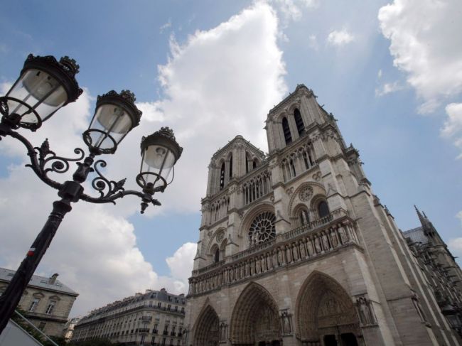 Román Chrám Matky Božej v Paríži je po požiari v Notre-Dame bestellerom