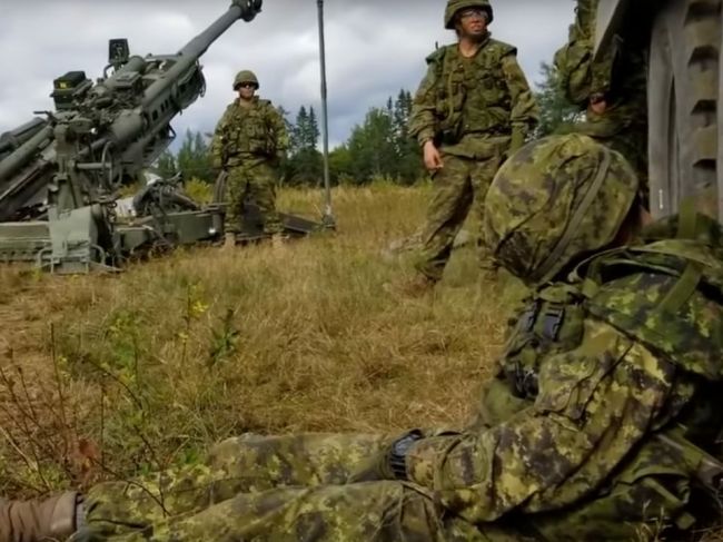 Video: Kanadskí vojaci si vystrelili zo spiaceho kolegu. Takto vyzerá pravý vojenský budík