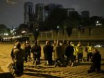 Stovky ľudí sa večer zišli v blízkosti Notre-Dame, spievali a modlili sa