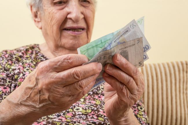 Vianočný príspevok pre dôchodcov sa má zdvojnásobiť, nárok naň by malo mať viac ľudí