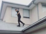 Video: Takto vyzerá šťastný pád zo strechy. Namiesto chodníka muža čakalo mäkké pristátie