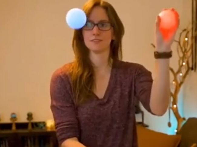 Video: Táto žonglérka vám pomotá hlavu. Dokážete sledovať červenú loptičku?