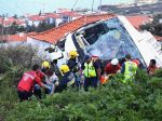 Pri nehode autobusu na ostrove Madeira zahynulo najmenej 29 turistov