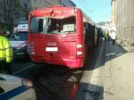Hasiči zasahujú pri zrážke autobusu a trolejbusu v Bratislave